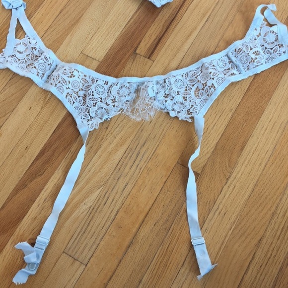 Victoria’s Secret Garter small - Picture 3 of 4